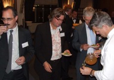 Rob Baan wacht op een drankje van Guus Vredenburg. Peter van Osch (Veiling Zaltbommel) heeft hem al te pakken.