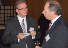 Arne Weverling presenteerde in 2007 nog de Glazen Tafel in de Naaldwijkse kerk. Tegenwoordig is hij wethouder in het Westland. Hier in gesprek met Mart Valstar.