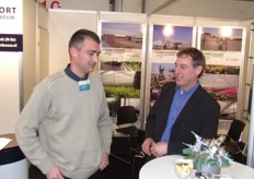 René Sleutel in de stand bij Frank van Amelsvoort van Van Amelsvoort Kassenbouw