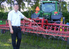 Leonard Mol van Steketee bij schoffelmachine