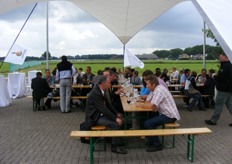 De bbq in de buitenlucht op het bedrijf van Mark van Aert in Zundert