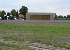 Woning en bedrijfsgebouwen met op voorgrond ingezaaide afrikaantjes