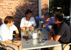 Na het harde werken van vandaag is het goed uitrusten op het zonnige terras van de golfbaan.