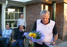 Cees neemt de bloemen en felicitaties in ontvangst