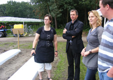 Janny Trouw, Johan de Beer, Monique en Stef Buiks op het demoveld