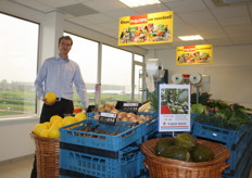 Jelle Kleijn bij de supermarkt aan producten