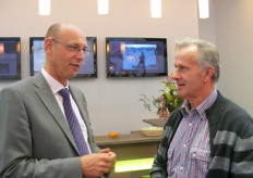 Hans van den Heuvel van GE Jenbacher in gesprek met dhr. Hoogerbrugge uit Steenbergen.