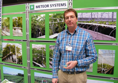 Erik van Nieuwenhuijzen in de stand van de hoofdsponsor Meteor Systems