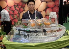 Fresh Direct Products is importeur van Aziatisch fruit. Op de beurs stond een waar schip van ijs met daarin fruit zoals baby mandarijnen etc.