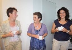 Mariska Werring, Lydia Duijvestein en Karina van de Goor genieten bij het ontvangst van een lekkere kop koffie/thee.