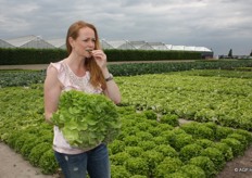 Silvia van den Aardweg van GroentenFruitBureau proeft de sla.