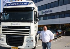 Marcel van Bruggen poseert bij een nieuwe truck