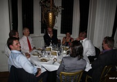 Tafel met onder meer Ringo Veenman, Dennis Grootscholte, Rene Bink, Carl Rohde, Annette Hermans, Peter Custers, Eric Helderman en Marja Vijverberg