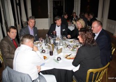 Tafel met Jelger de Vriend, Karin Barendse, Karel Welten, Cor van der Kaaij, Gert van Geest, Dietmar van Meeteren en Loes van den Berg