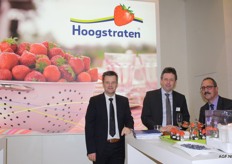 Veel nieuws bij Veiling Hoogstraten: Een gloednieuwe stand, een nieuwe campagne voor de Hoogstraten aardbeien, een nieuw aardbei-logo en nieuwe verpakkingen. Vlnr: Jan Engelen, Gaston Opdekamp (directeur) en Peter van Osch van Veiling Zaltbommel