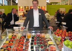 Andries v/d Bogert poseert even met het assortiment van Ready Fruit