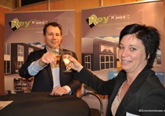 Raymond Mauritz van Reytec proost samen met Caroline van Adrichem van Alfa Accountants