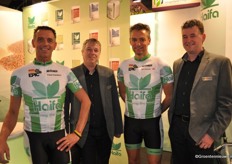 De winnaars van het Haifa sponsorcontract; Frank Knevels en Jan Oomen, samen met Ronald Valke en Hans van de Pas van Haifa