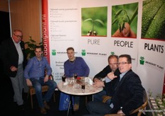 Jack Foesenek (links) en Tiny van den Berk (rechts) ontvangen klanten en studenten in de stand van Brabant Plant