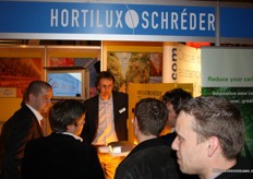 Bezoekers in de stand van Hortilux Schreder