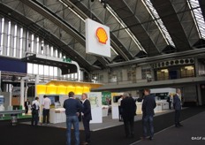 Ook bedrijven zoals Shell zijn duidelijk aanwezig op de beurs.