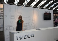 Veel verschillende vrachtwagenmerken zijn aanwezig op de beurs. De hostessen heten u welkom op de verschillende stands.