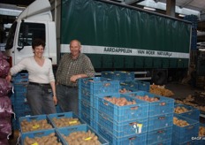 Van Moer biedt een diversiteit aan aardappelen. Op de foto: Karel van Moer en Lucien de Kever.