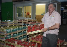 "André Maes van Maes J. en Zonen. Handelt met name in peren en aardbeien. "Al bijna 45 jaar met veel plezier."