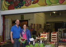 Fruithandel Roeland levert fruit én groenten. Luuc en Els Roelandt poseren graag bij hun producten.