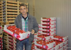 "Wim van de Poel, de eigenaar van VandePoel Fruit met de aardbeien van het eigen merk Magique. "Met dit merk onderscheiden wij ons op het gebied van kwaliteit. We begonnen met aardbeien onder dit merk en het assortiment breidt elk jaar weer uit."