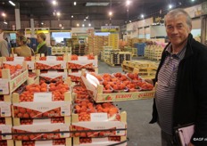 Ook Marcel Valckenier toont trots zijn aardbeien