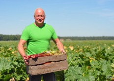 Teler Alex Mies met een kist rabarber. Mies levert jaarrond rabarber aan diverse afnemers. Het klantgericht telen en verpakken is dan ook geen probleem.