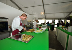 In de tent maakten een aantal koks gerechten klaar met ingrediënten die rechtstreeks van het veld afkomstig waren.