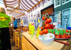 De tomatenhanger van Tasty Tom is ontwikkeld nadat Tasty Tom constateerde dat veel consumenten hun tomaten nog altijd in de koelkast bewaren. Met de tomatenhanger kan men de tros voortaan fraai uitstallen in de keuken.