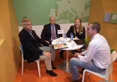 Peter van de Laar met collega in gesprek met John de Boom en Lindsey Blok van DailyFresh. DailyFresh biedt een 2 wekelijkse afvaart vanuit Noord Spanje naar Zeebrugge