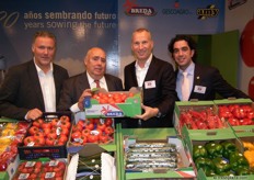 Aartsenfruit werkt al twintig jaar samen met de Spaanse aflader Gesco Agro onder het Breda-merk. Reden voor Jack Aartsen om tijdens de Fruit Attraction met collega's Filipe da Silva en Richard Uijtdewillegen en aflader Juan Spiegelberg (midden) te poseren