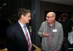 Cees Heemskerk in gesprek met de vertegenwoordiger van Rabobank Venlo