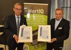 Wim de Wit reikt het HortiQ-certificaat uit aan Koen brabander van PB Techniek