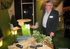 Vader Wim Beeren bemant de stand van zoon John, van Beeren plantproducties