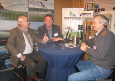 Bij de stand van Smits werd gezellig bijgekletst met bekenden. Van links naar rechts: Cees Pennings (ambassadeur van Grundfos pompen), Jan Coppens senior, sales manager Smits BV, en Jan van Houts, hoofd techniek Smits BV.