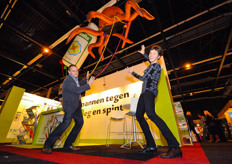 Lianne en John van Certis onder de gigantische roofmijt en fles floramite.