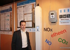 Gertjan Bosman van EMS naast de MACView-Greenhouse Gas Analyser