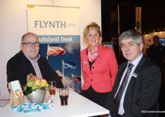 Bij Flynth praat Herman van der Most, directeur van de Evenementenhal met Yvonne Wittendorp en Harry Weusthuis van Flynth.