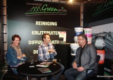 Erwin Hebels van Loonbedrijf Greenpride (rechts) praat bij met Elly en Arie Slingerland