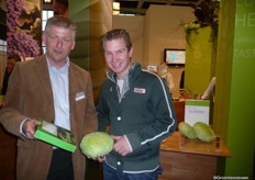 Ook bij BeJo Zaden: Perry Kuilboer met Dirk Jansen, van CAV Agrotheek. Op de stand werd de Coolwrap getoond. Dit vierkante koolblad kan gebruikt worden als wrap, voor sushi of voor een sandwich.