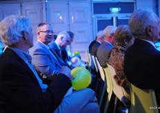 Met ballonnen gaf de zaal antwoord op vragen van Wim de Ridder