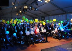 "Houd de witte ballon omhoog als 50% van de telers liever bezig is met de plant dan met de klant. Houd de groene ballon omhoog als dat zo is voor 80% van de telers", vroeg Wim de Ridder de zaal."