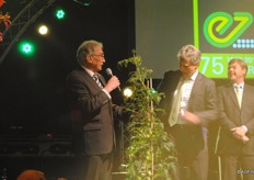 Aan oud-directeur Piet Mazereeuw werd een symbolische Extase-plant gegeven