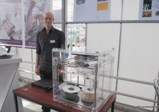 TNO Glastuinbouw wilde eigenlijk wel een voedsel 3D-printer plaatsen maar dat was niet mogelijk. Aan de hand van de 3D-printer worden nu gesprekken gestart, vertelt Tom Duijne.