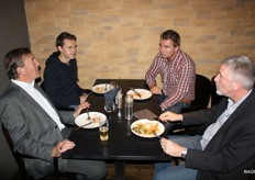 Jacques Teelen en Harrie Stijger in gesprek met studenten van InHolland